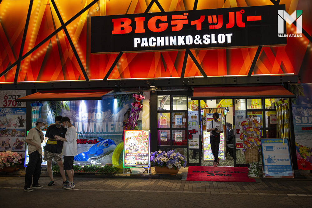 ญี่ปุ่นห้ามเล่นพนัน แต่ทำไมร้านอย่าง &quot;ปาจิงโกะ&quot; จึงอยู่ได้ แถมได้รับความนิยม | Main Stand